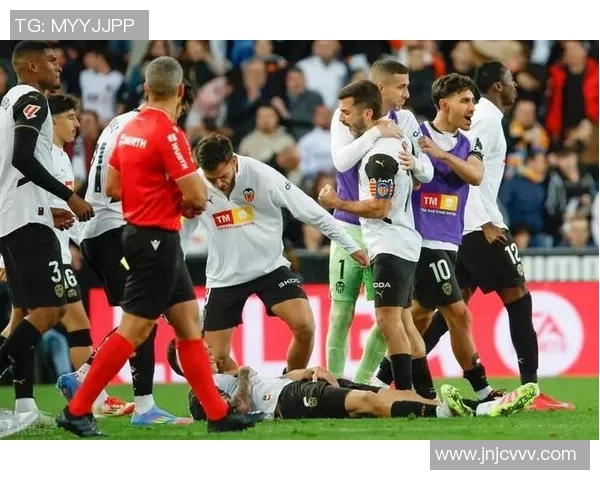 西甲激战巴伦西亚主场迎战豪门皇马争夺三分的关键对决